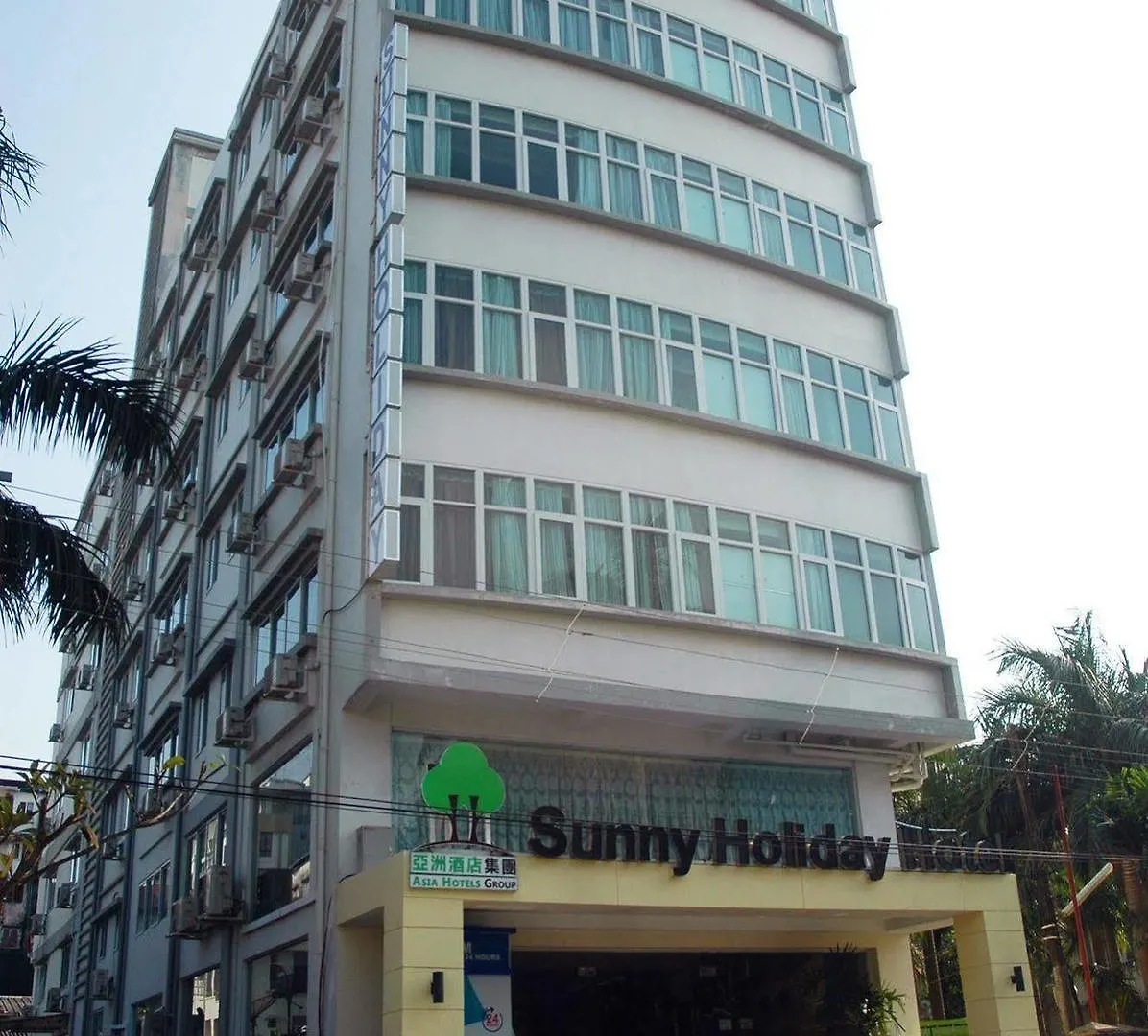 Sunny Holiday Hotel location